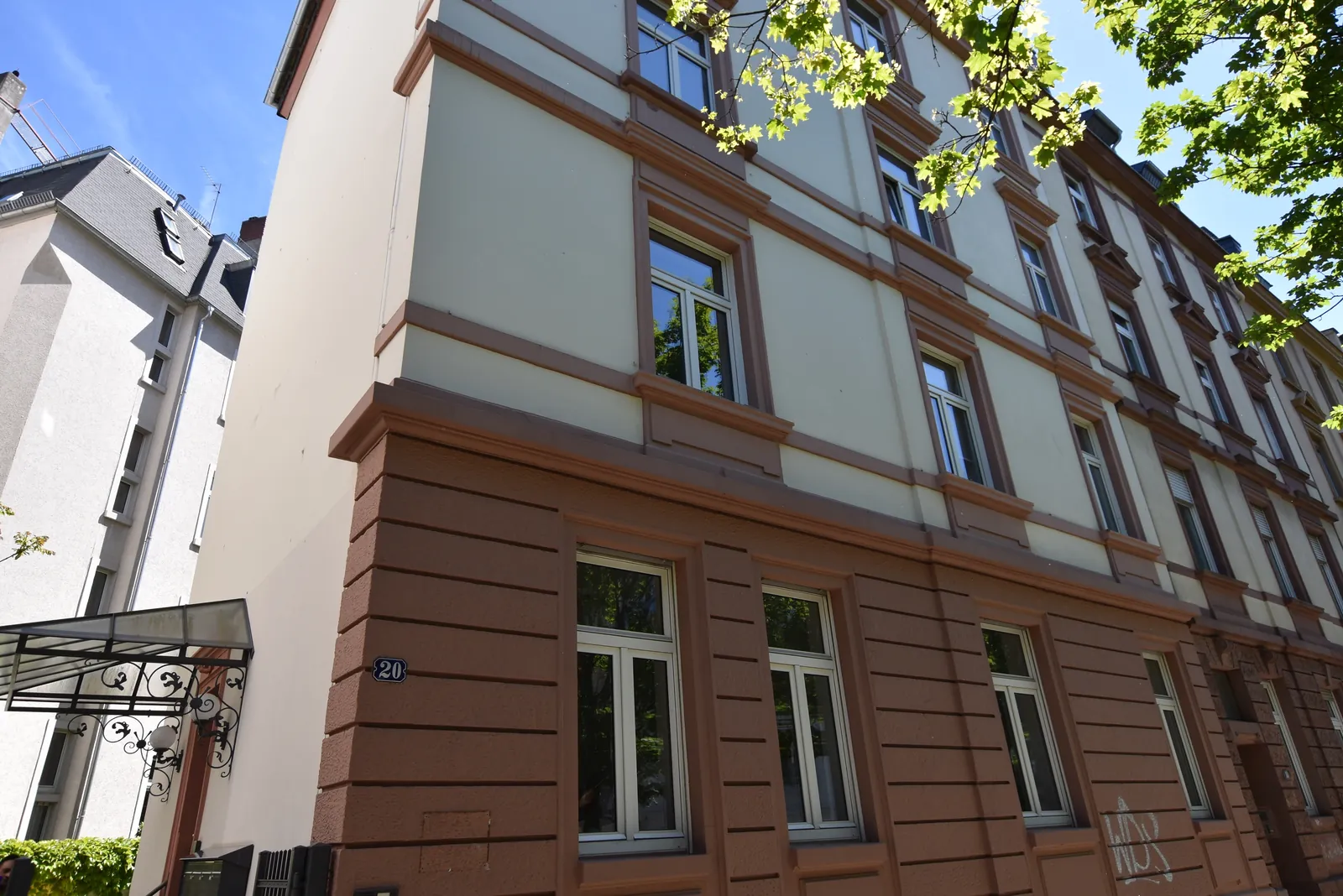 Eingangsbereich eines betreuten Mehrfamilienhauses in Frankfurt-Nordend