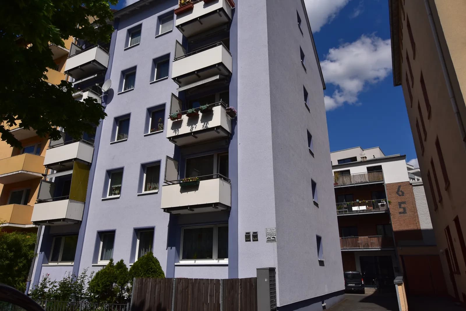Wohnhaus mit Balkonen und Zufahrt zum Innenhof in Frankfurt-Ostend