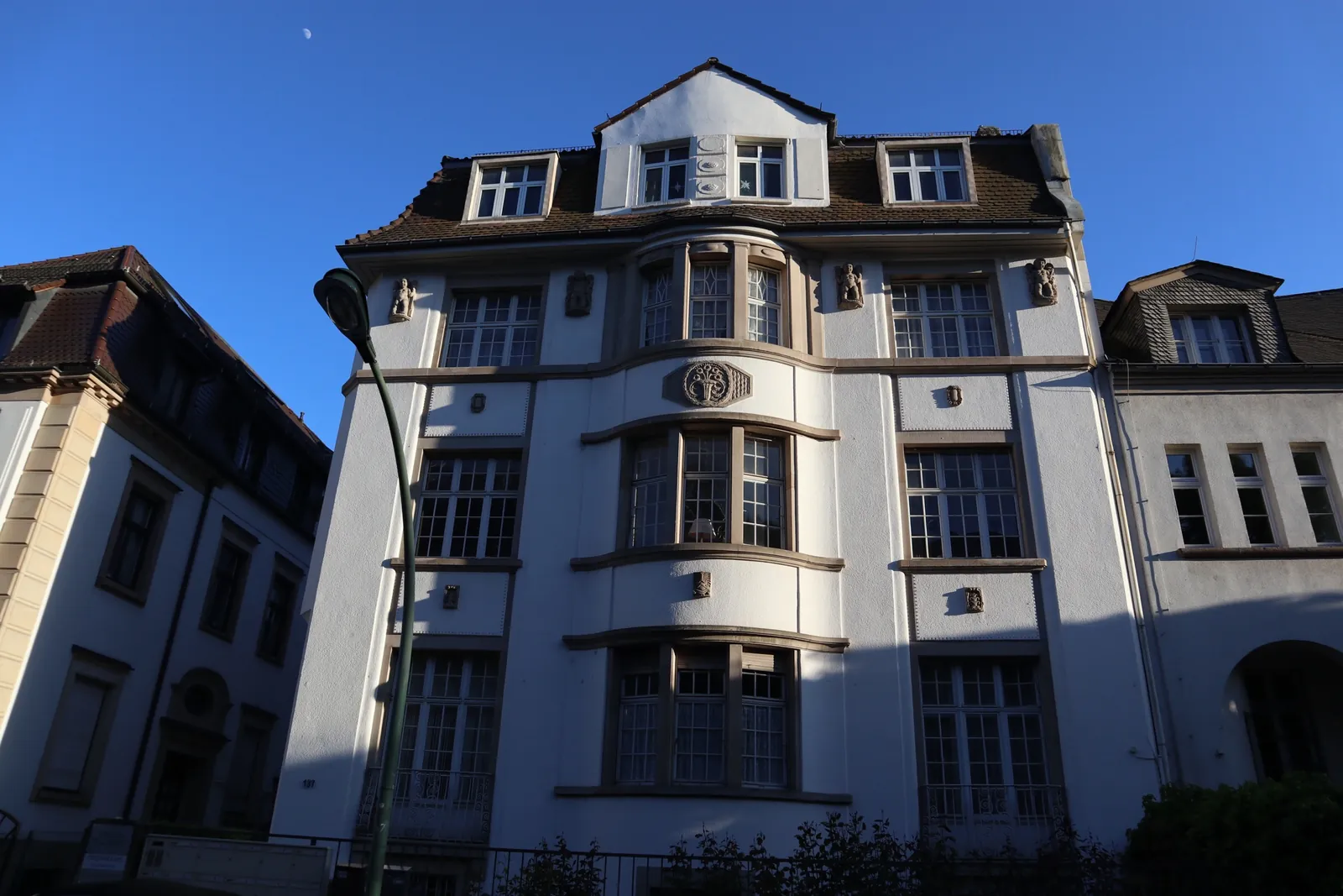 Wohnhaus mit Erker und Fassadenschmuck in Frankfurt-Westend